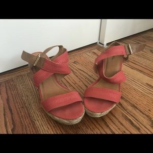 Strappy coral platforms